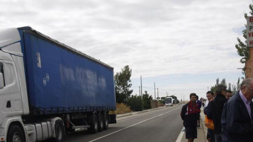 Una marcha reivindicativa de la autovía, junto a la carretera nacional 630.