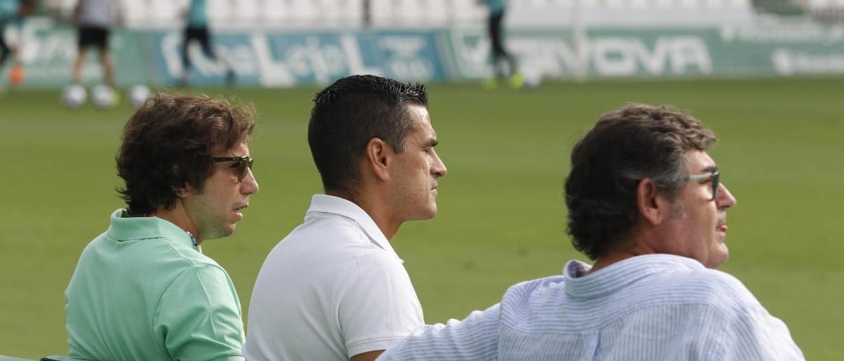 Raúl Cámara, Juanito y González Calvo, en El Arcángel, durante un entrenamiento del Córdoba CF.