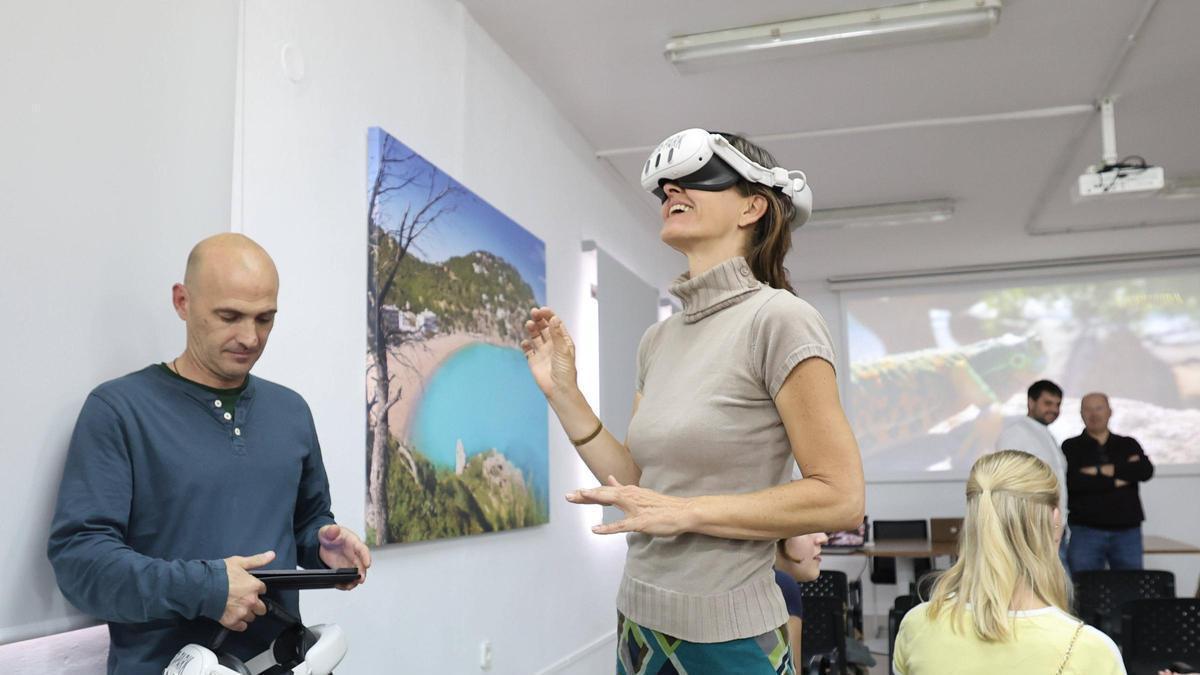 Rubén Casas, fundador de Hub Expansion Lab, muestra la experiencia de realidad aumentada de Ibiza en el Centre Bit.