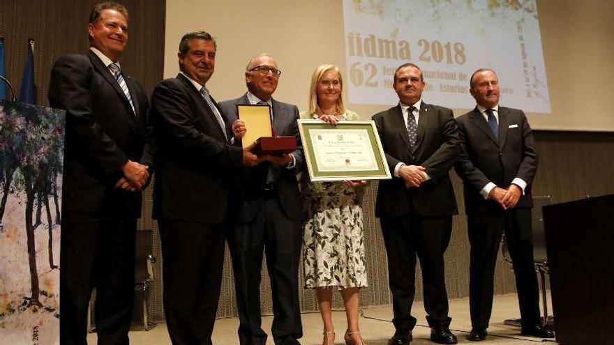 Por la izquierda, Félix Baragaño, Esteban Aparicio, Luis Fernández-Vega, Isabel Moro, Isaac Pola y Pablo Junceda, durante la entrega del XIV Premio &quot;Ateneo Jovellanos&quot; al desarrollo económico e industrial de Asturias.