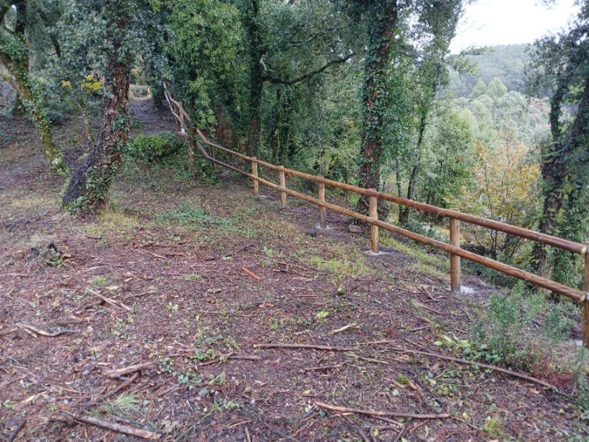 La renovada barandilla de seguridad, en madera de pino.