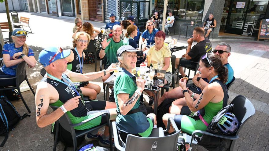 Integrantes de la delegación irlandesa disfrutan de una terraza de la ciudad.
