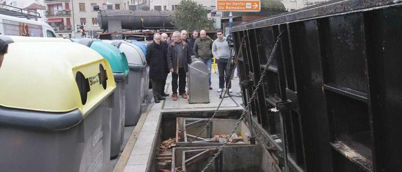 Situación en la que se encuentra uno de los contenedores subterráneos en la zona de A Ponte. // Iñaki Osorio