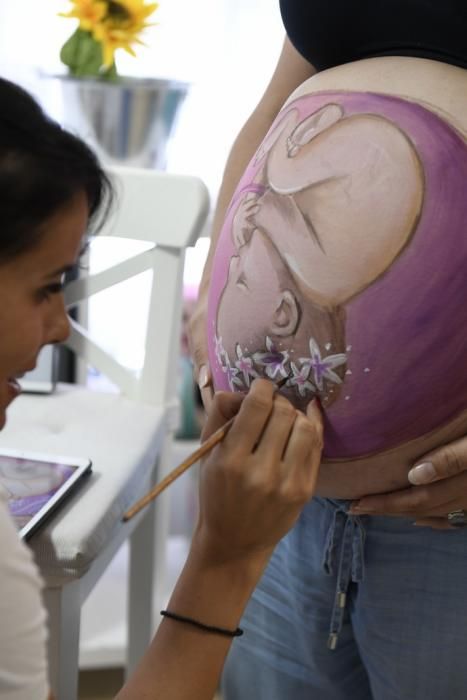 21-06-19 TELDE. SEDE LA LUNA DE NEPTUNO. LAS PALMAS DE GRAN CANARIA. Reportaje a una artista que pinta barrigas de embarazada. Fotos: Juan Castro.  | 21/06/2019 | Fotógrafo: Juan Carlos Castro