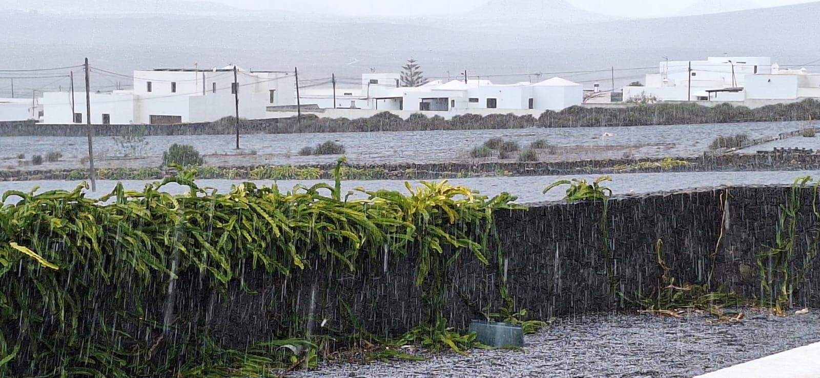 Granizo en Lanzarote y zonas anegadas por la lluvia