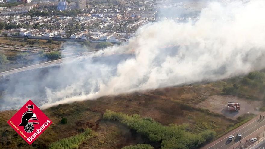 La fuerte humareda provocada por el fuego