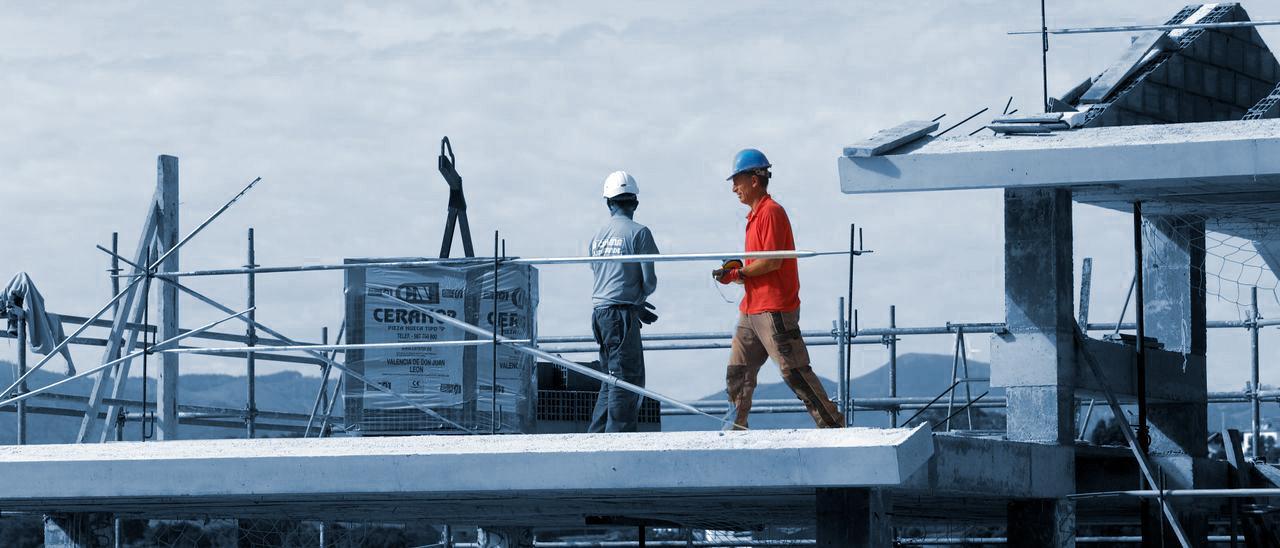 Trabajadores en un edificio en obras en Avilés