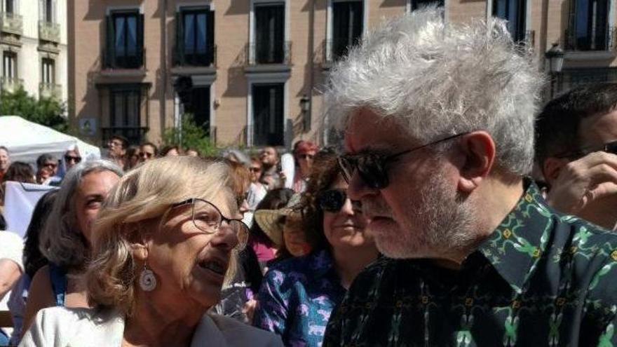Almodóvar entra en campaña electoral con Manuela Carmena