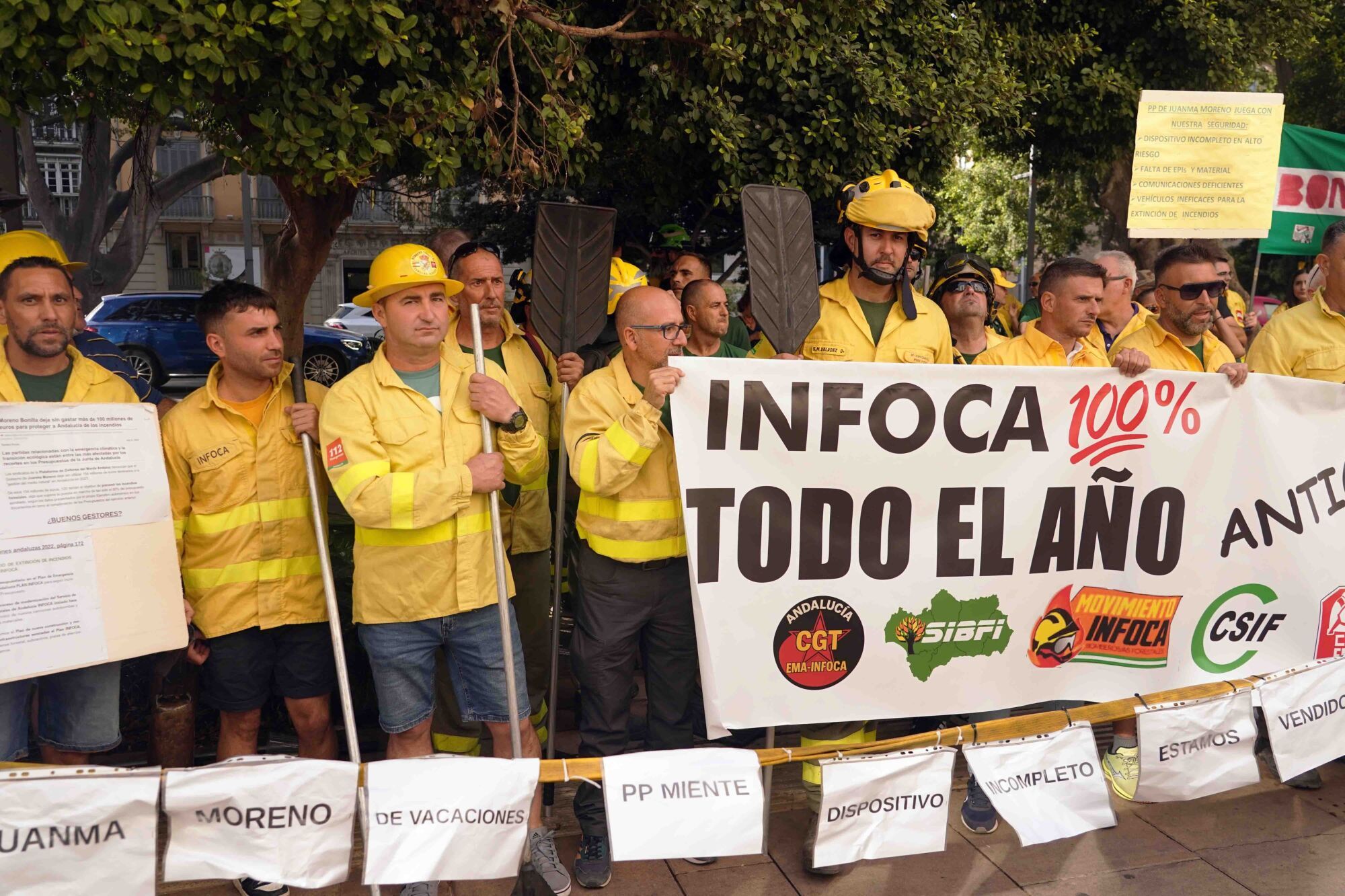 Los bomberos del Infoca se manifiestan en Málaga: 'Nuestros derechos se luchan y se defienden', convocada por CGT, CCOO, UITA, CSIF, SIBFI y Movimiento Infoca, por las precarias condiciones del servicio de extinción 