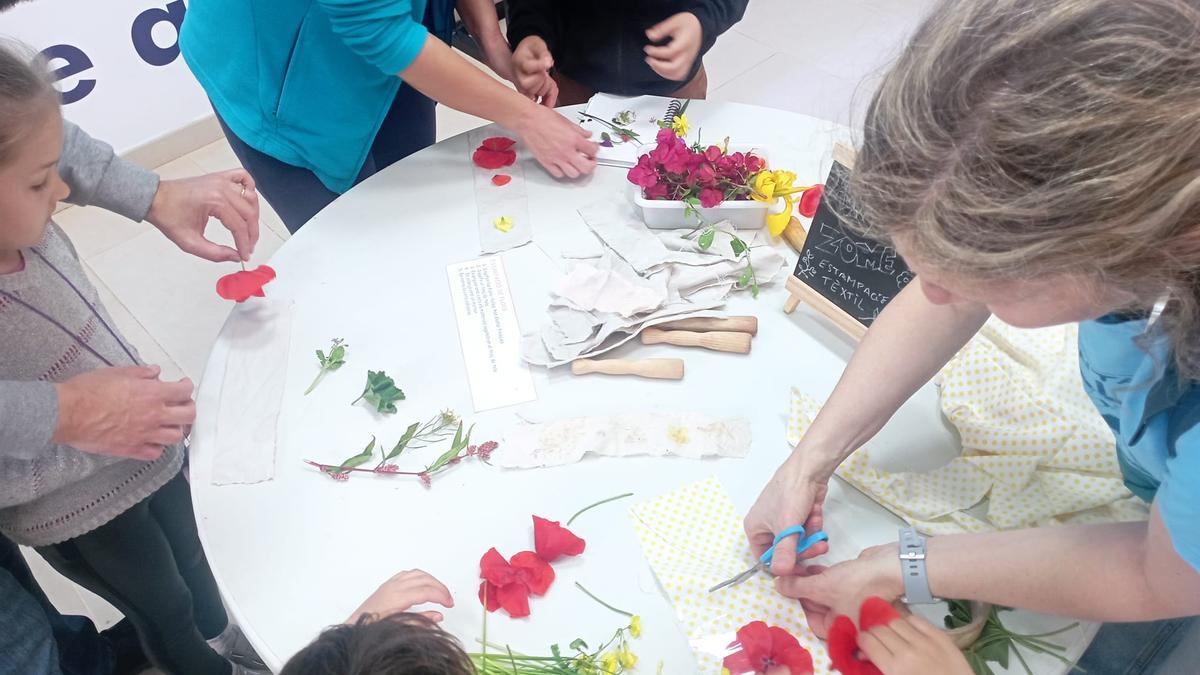La estampación floral en telas fue una de las actividades realizadas el pasado sábado en el taller Experimentos de botánica de Quart de Poblet
