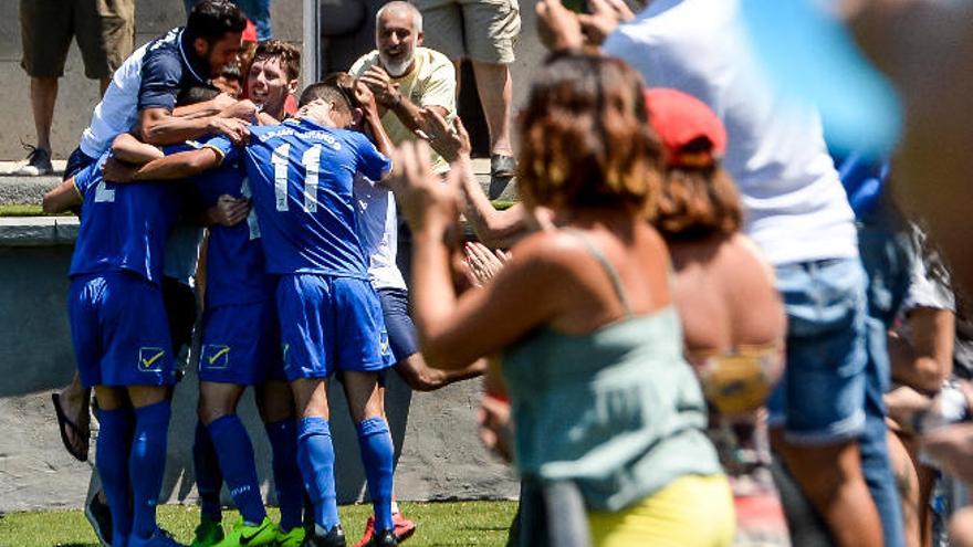 Los jugadores del San Fernando celebran uno de los goles anotados la semana pasada ante el Tuilla.