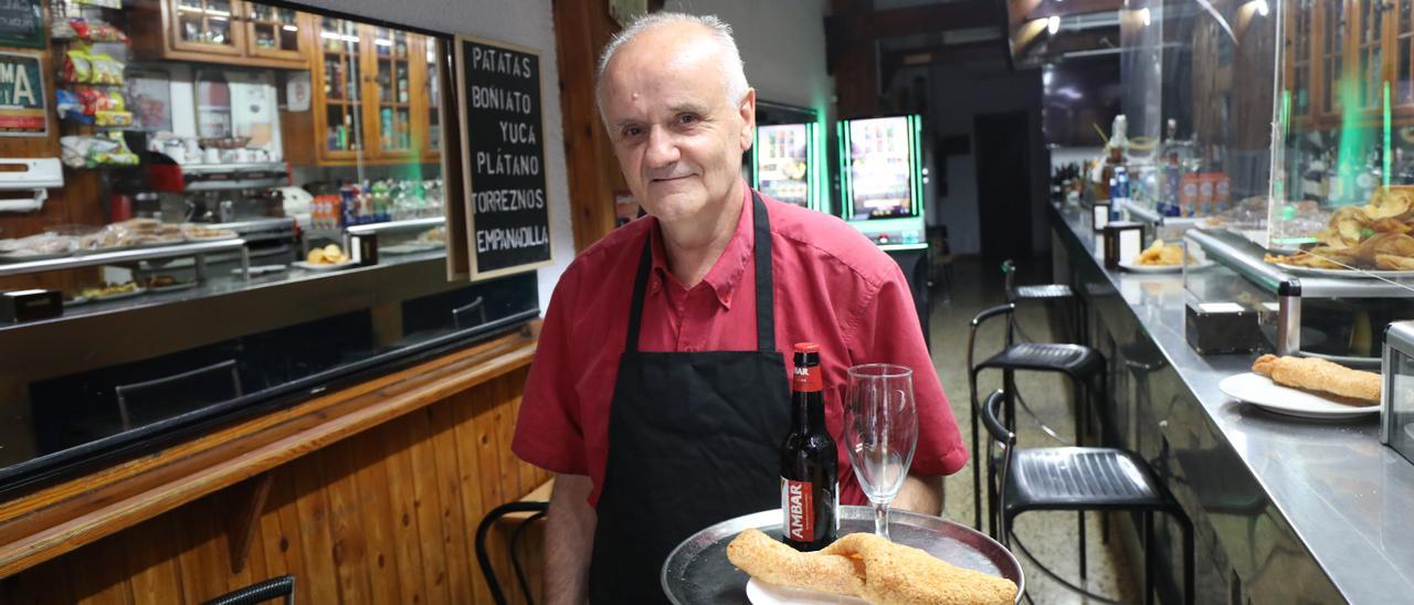 Nicolás es propietario y camarero veterano a punto de jubilarse en el bar Hernán Cortés.