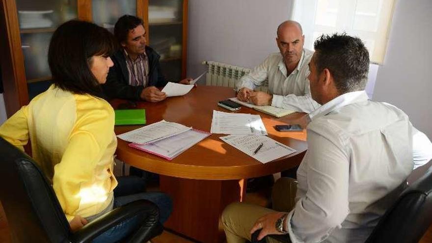 Juncal y Vilas, junto a Berta Pérez y Julio Villanueva, en una junta de portavoces en la Alcaldía de Bueu. // Gonzalo Núñez