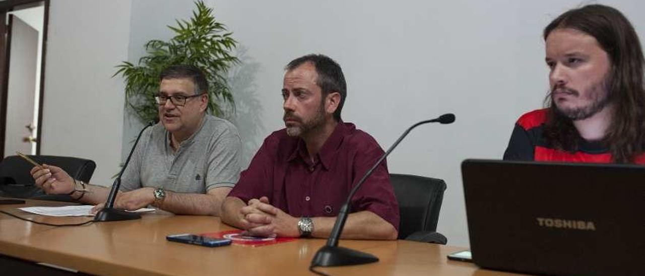 Damián Domínguez, Modesto García (en el centro) y el secretario, ayer en la Asamblea. // Brais Lorenzo