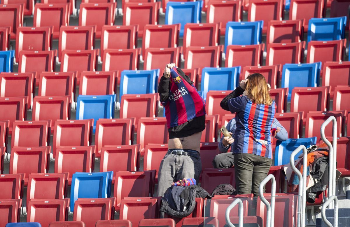 Barcelona 22.11.2025. Deportes. Socios y aficionados del Barça acceden por vez primera a las gradas del Spotify Camp Nou, todavía en obras, para presenciar el partido de liga entre el FC Barcelona y el Athletic de Bilbao en el regreso al estadio. Fotografía de Jordi Cotrina