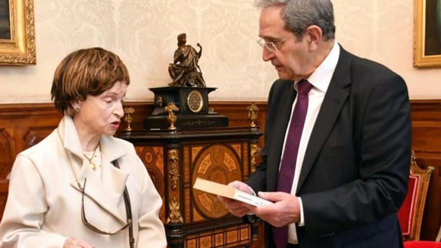 María Teresa Pendás entrega una biografía de Ramón de Posada al presidente del Tribunal Supremo, Francisco Marín Castán.