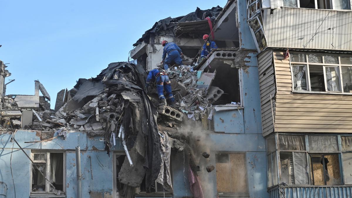 Equipos de rescate trabajan en un edificio residencial dañado por un ataque ruso con misiles en Zaporiyia