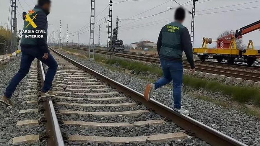 Siete robos de cable de cobre en la Ribera desde que arrancó el año elevan a 285 los trenes afectados