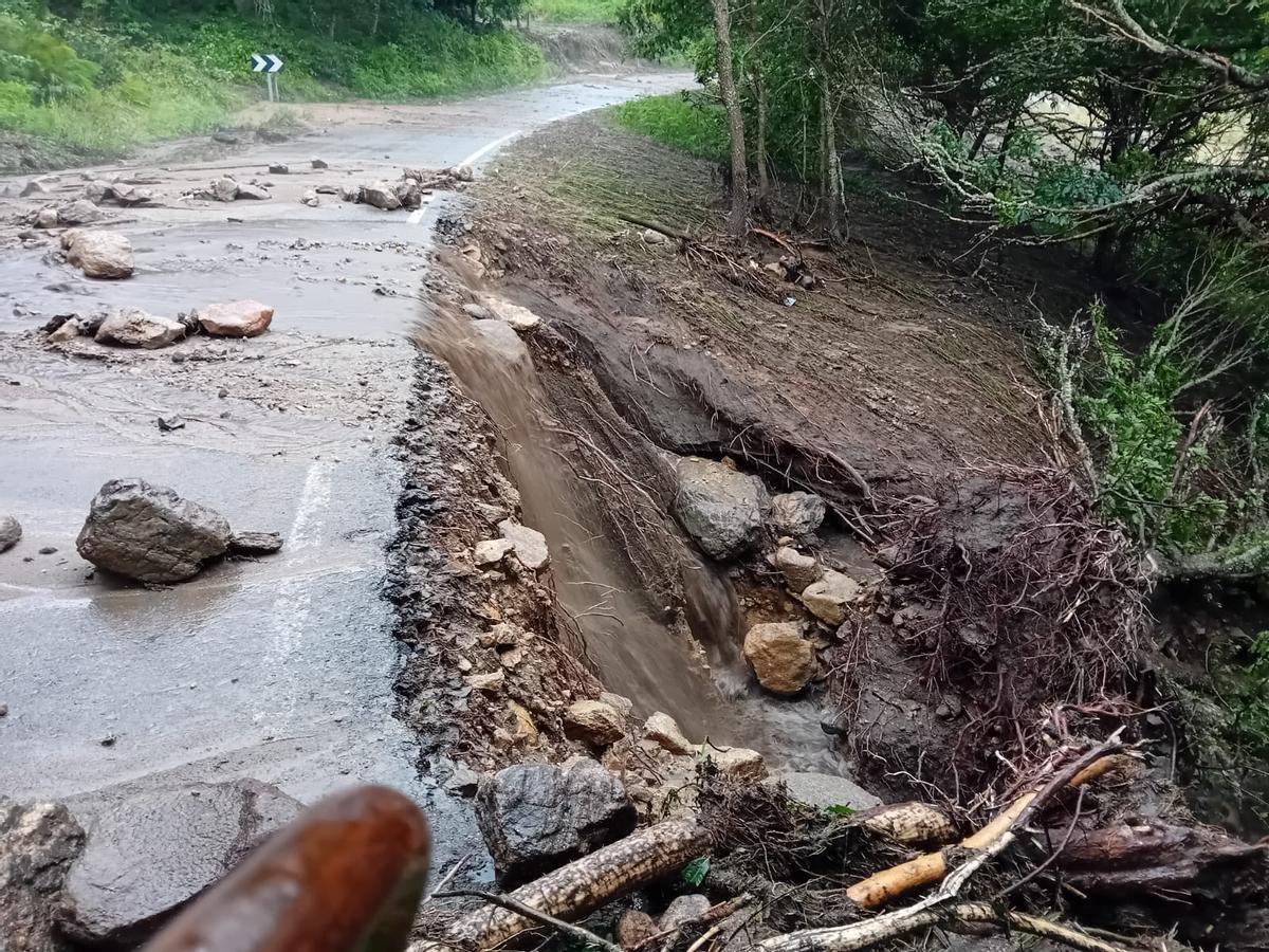 Los arrastres de lodo, piedras y madera bloquean varias carreteras.