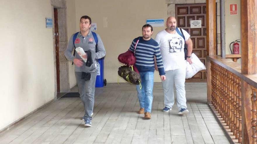 Por la izquierda, Alfredo González, Javier Rodríguez y Juan Jesús Teixeira, ayer, abandonando su encierro en el Ayuntamiento cangués.
