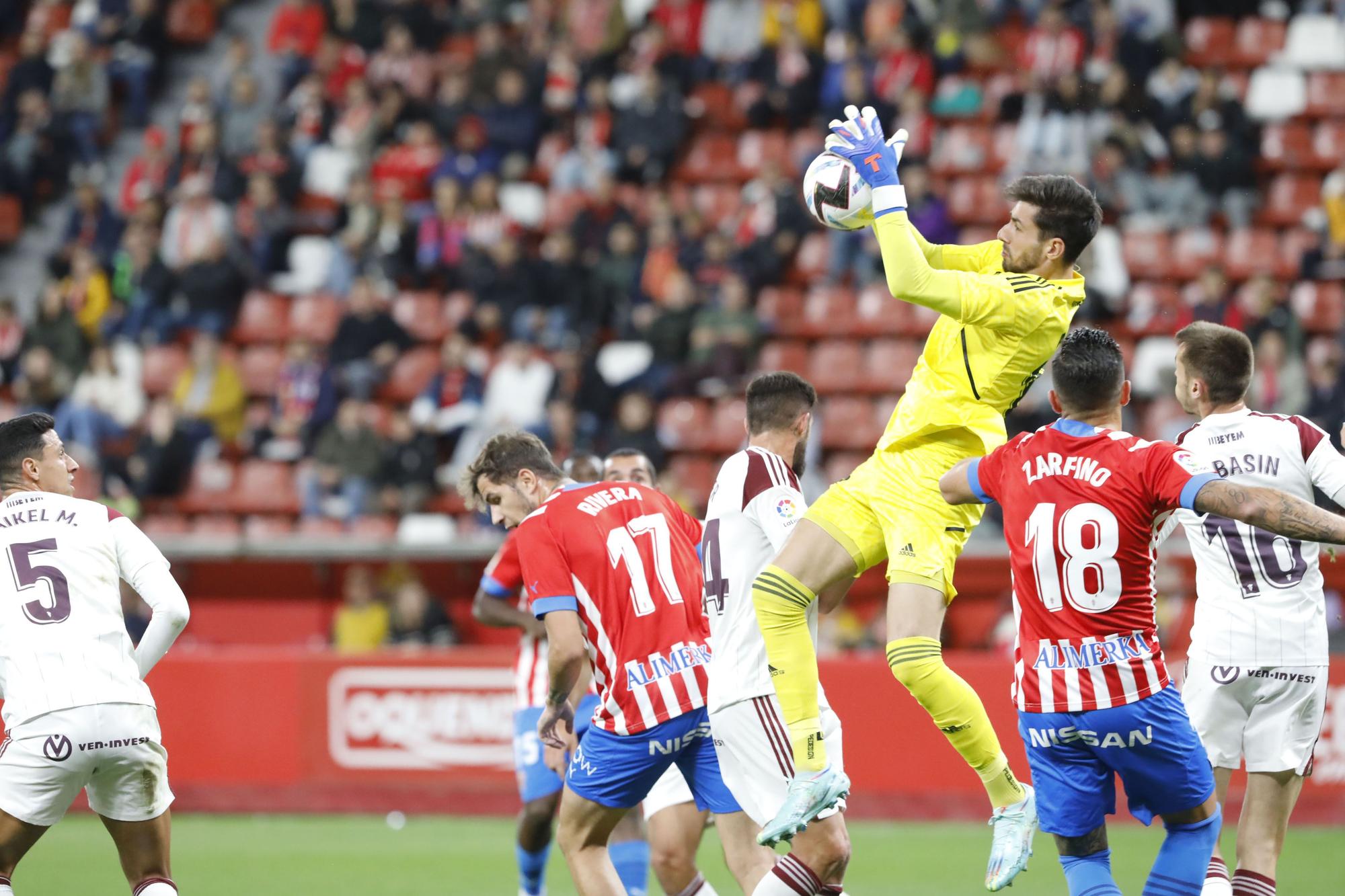 En imágenes: así fue el duelo entre Sporting y Albacete en El Molinón