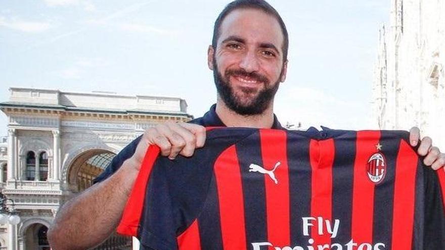 Higuaín posa con su nueva camiseta.