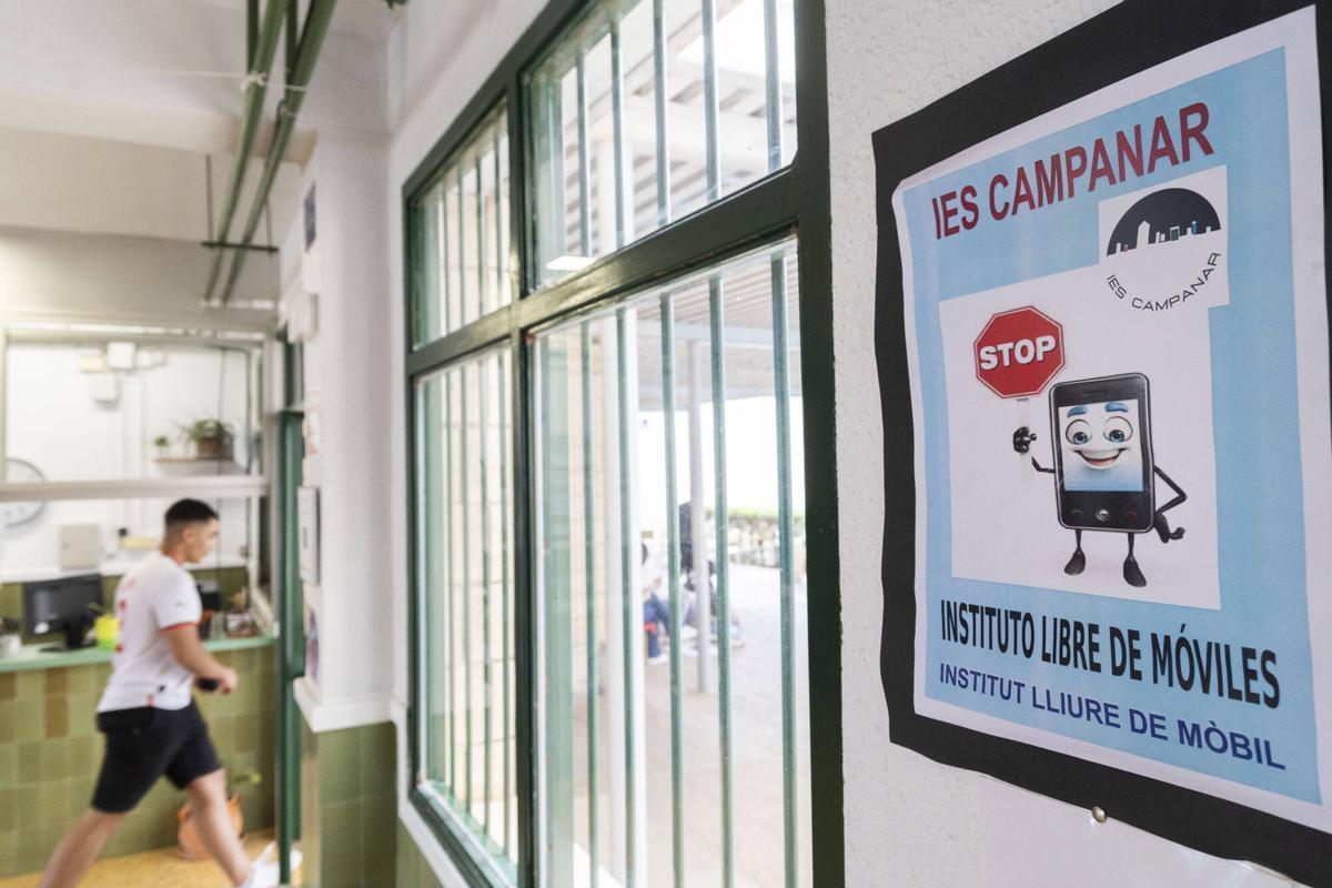 València. VLC. Primer día de prohibición de móviles en los institutos de la Comunitat Valenciana, que sí se permiten para estudiar, en el IES Campanar. EDUCACIÓN . IES CAMPANAR . PRIMER DIA PROHIBICIÓN USO DE MÓVIL EN LOS CENTROS EDUCATIVOS . INSTITUTOS . SECUNDARIA