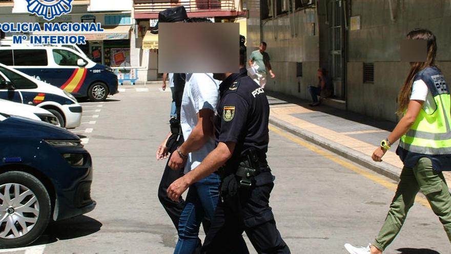 Tres detenidos por robar en una cafetería de Benidorm con un arma eléctrica