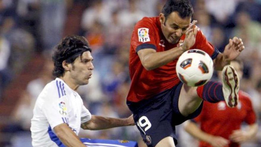 Ángel Lafita pugna por el balón con el centrocampista de Osasuna Javier Calleja.