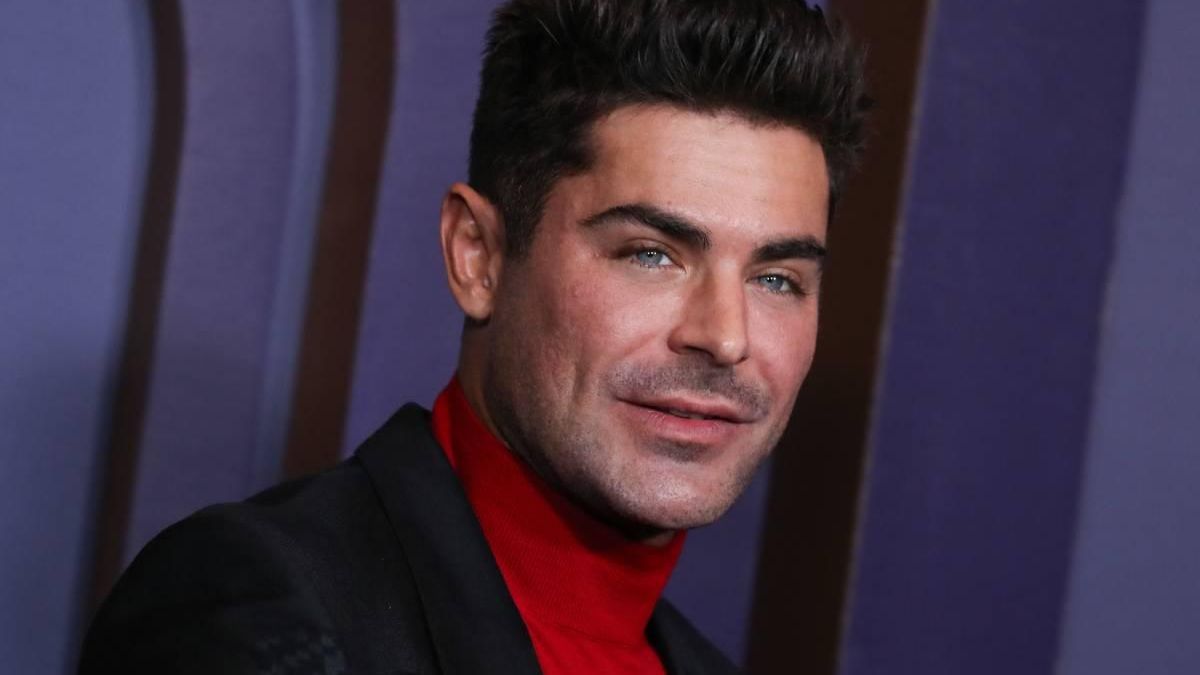 Mismo pelo, distinto Zac Efron... Recupera su look de 'High School Musical' pero algo diferente
