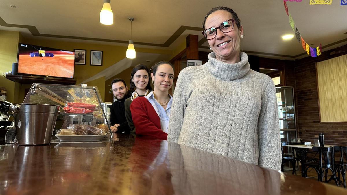 Por la izquierda, Iñaki Goyzuete, Macarena y Triana Contreras y Belén Fernández, en el restaurante La Unión de Trevías.