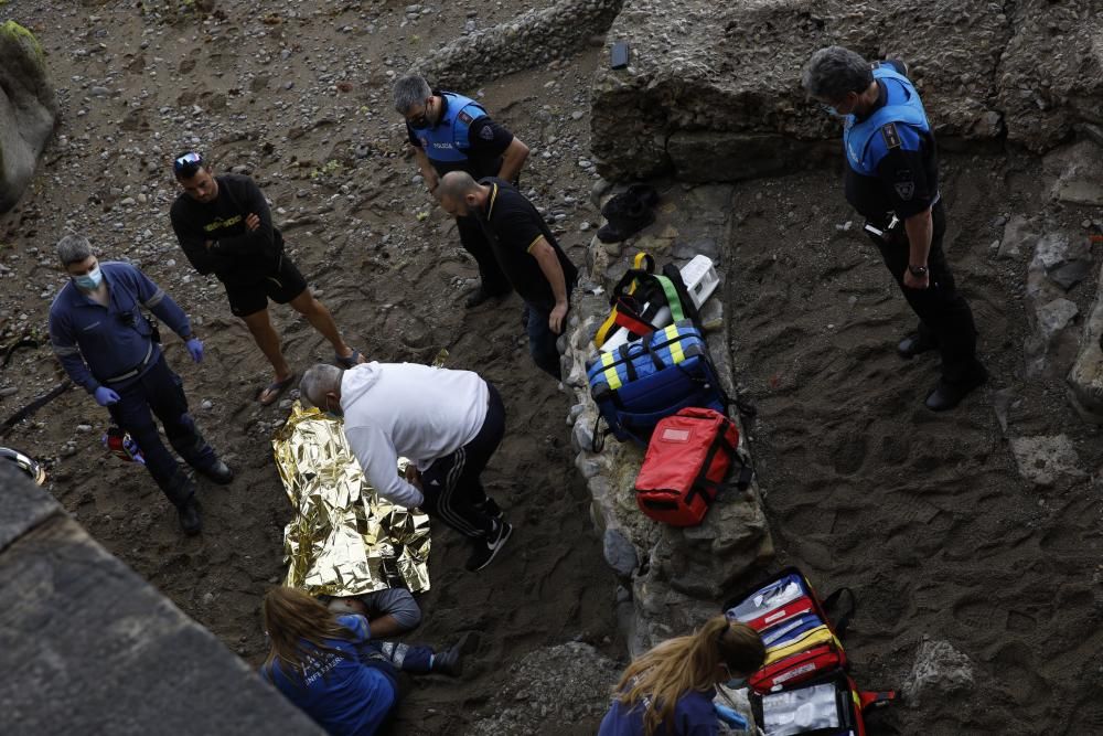 Un joven cae a las rocas en la punta de Lequerica