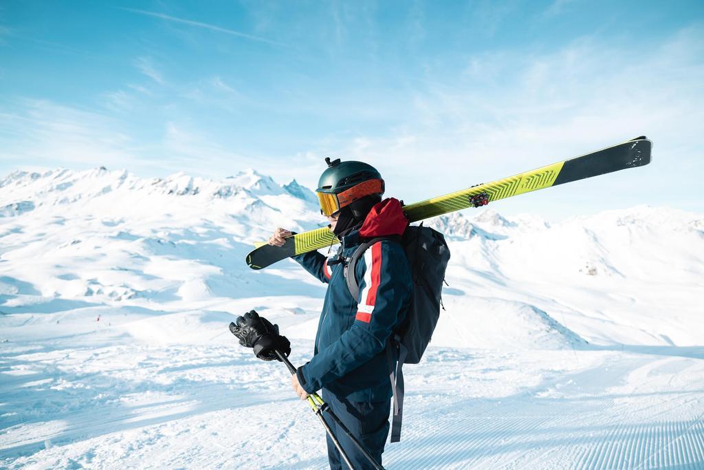 Esquiador en las pistas de esquí de Tignes
