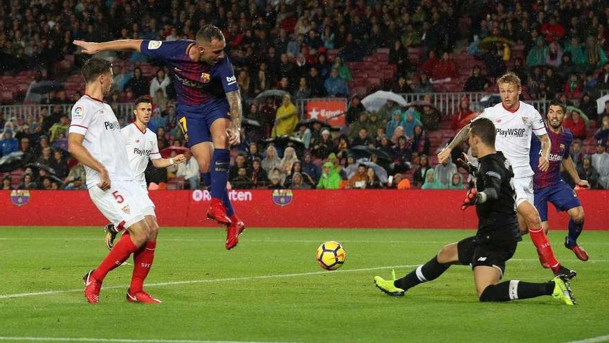 Alcácer intenta rematar ante David Soria en el partido disputado ayer en el Camp Nou entre el Barcelona y el Sevilla.