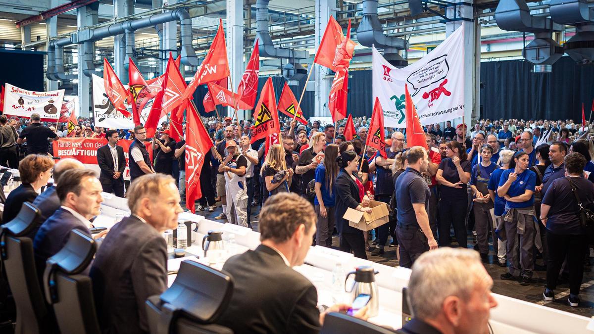 Trade unions say Volkswagen is preparing to close three factories in Germany and lay off tens of thousands of jobs.