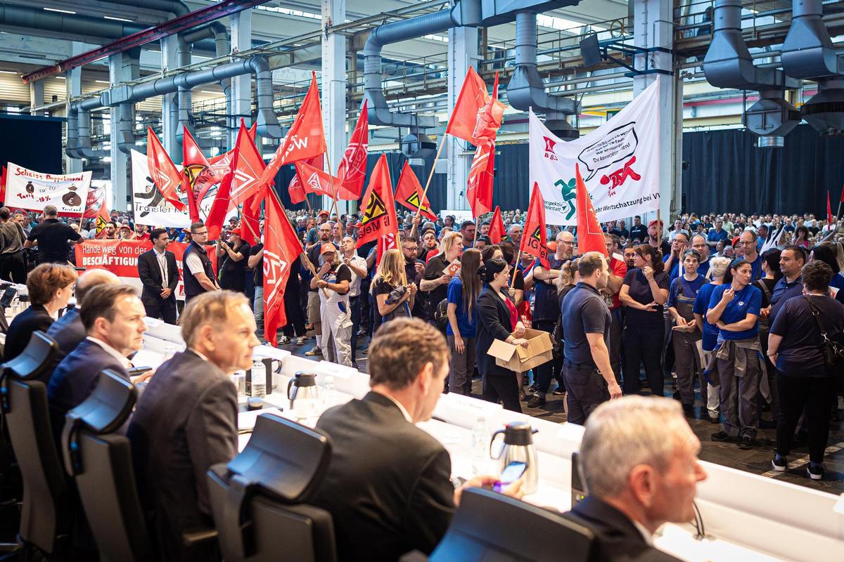 Protesta de empleados de Volkswagen protestan ante una reunión de directivos, en Wolfsburg, contra el anuncio de cierre de despidos y cierre de plantas en Alemania