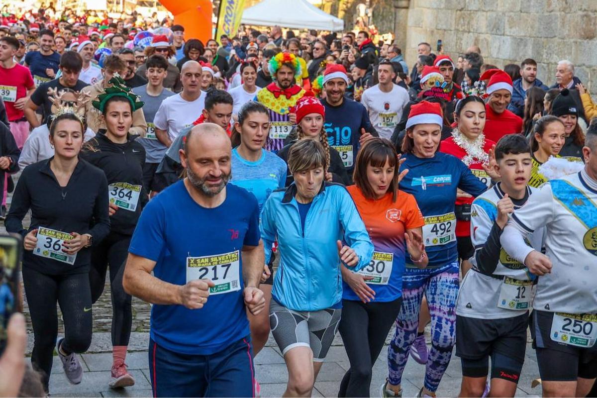 Cambados despide el año con miles de pisadas... y disfraces navideños