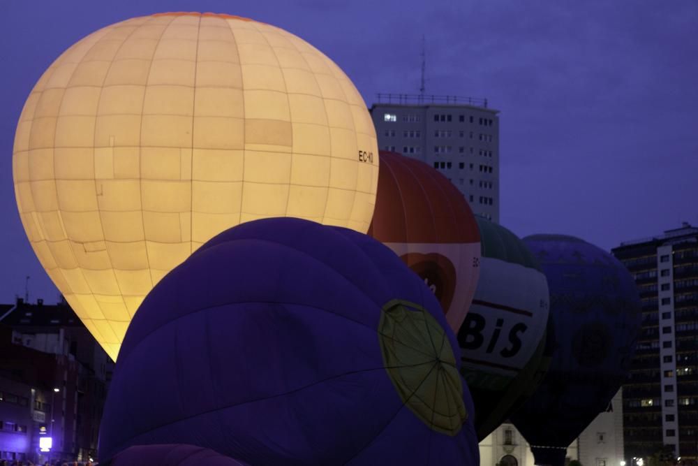 Los globos aerostáticos se iluminan con la música en el "solarón" de Gijón.