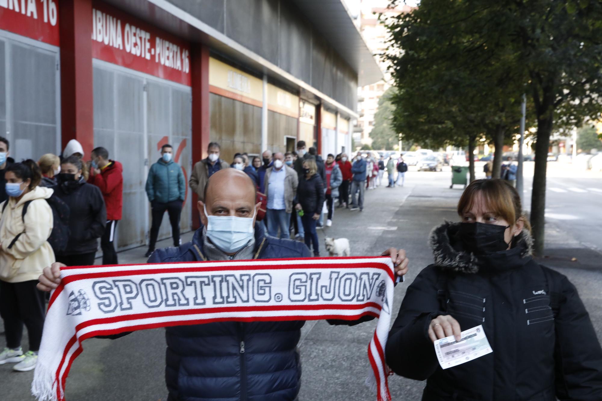 Colas en El Molinón para comprar las entradas para el partido ante el Lugo