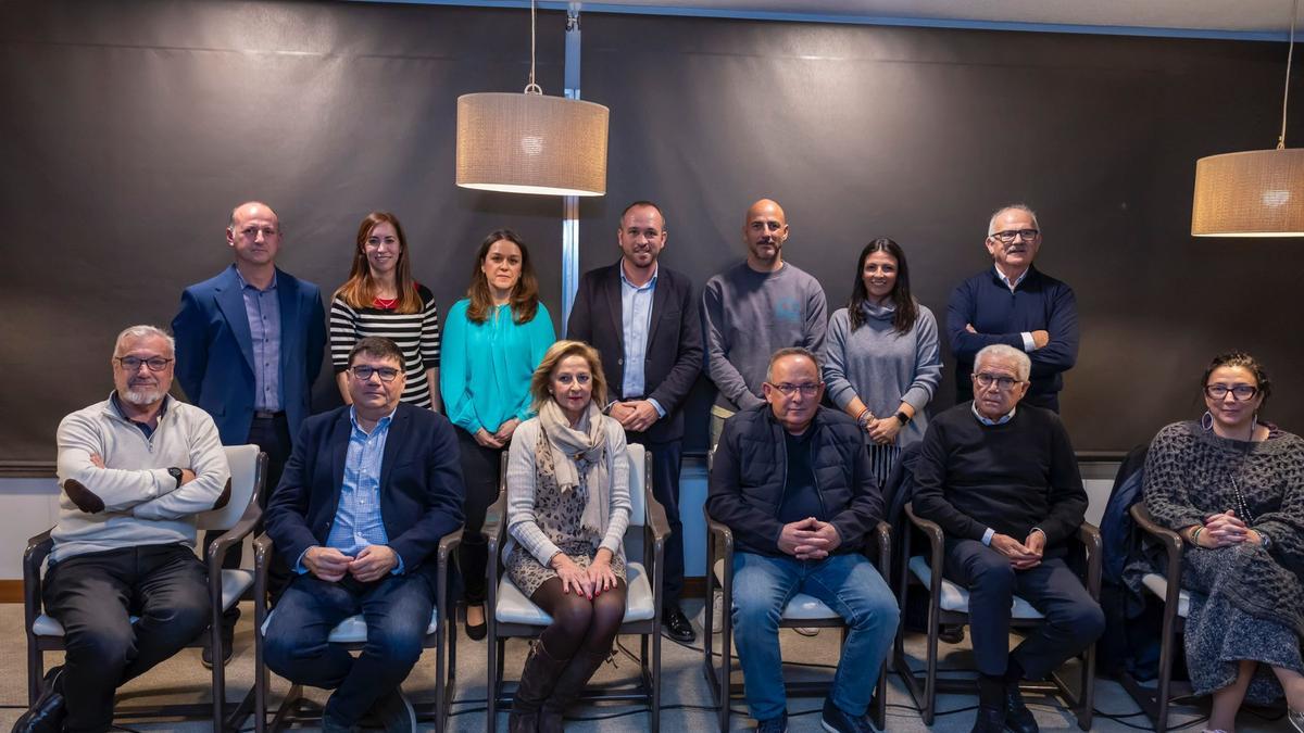 Carlos Carmona, junto a la candidatura de socios que le acompaña, en la presentación