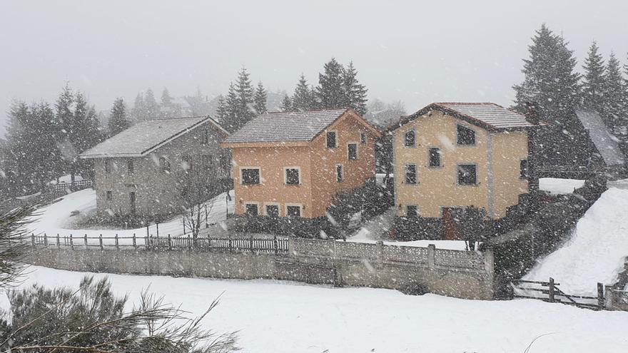 Primeros copos de nieve caídos en Asturias en el 2022: así ha sido la mañana en La Raya (Aller)