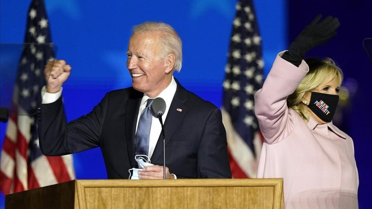 Joe Biden, con su esposa Jill Biden comparecen para hablar con sus simpatizantes. 