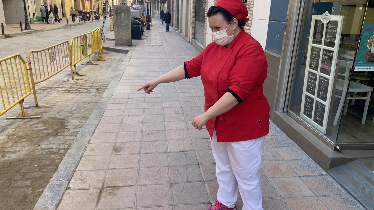 Esther Ulzurrun trabaja en una panadería de la calle. En poco tiempo las máquinas comenzarán a picar frente a su negocio.