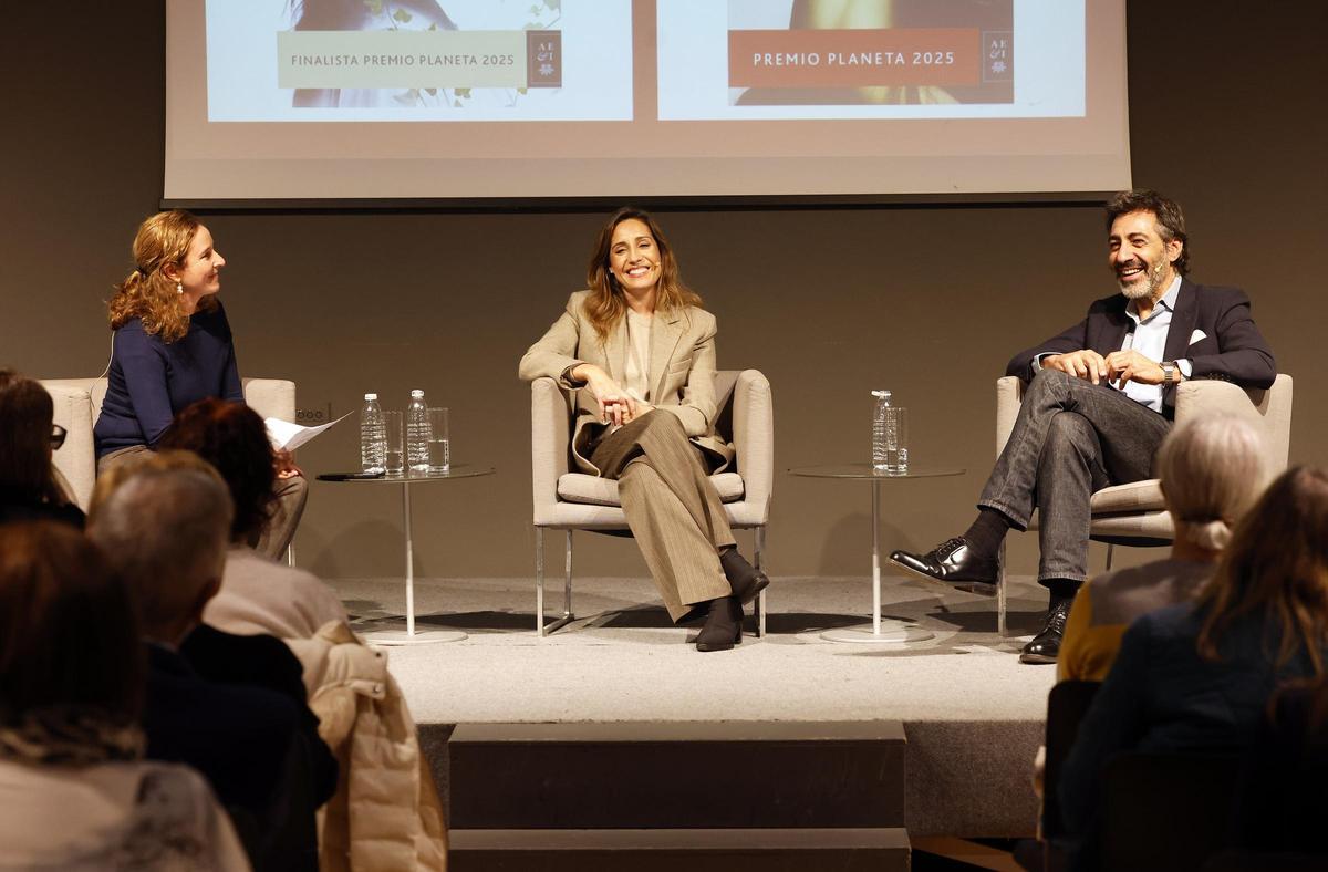 Desde la izq., la periodista Amaia Mauleón, presentando a los invitados al Club Faro y Premios Planeta, Ángela Banzas y Juan del Val