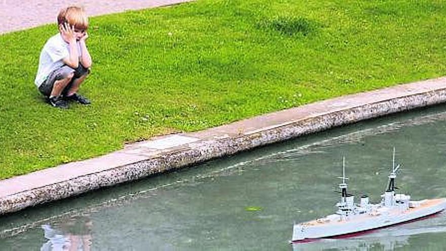 Un niño contempla una de las maquetas navales, ayer, junto al estanque del parque Julián Besteiro.