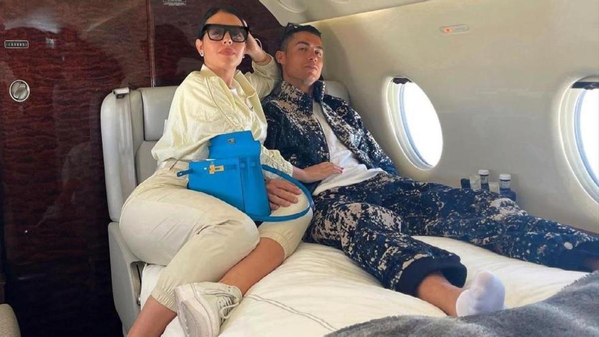 Georgina Rodríguez y Ronaldo, en su avión privado