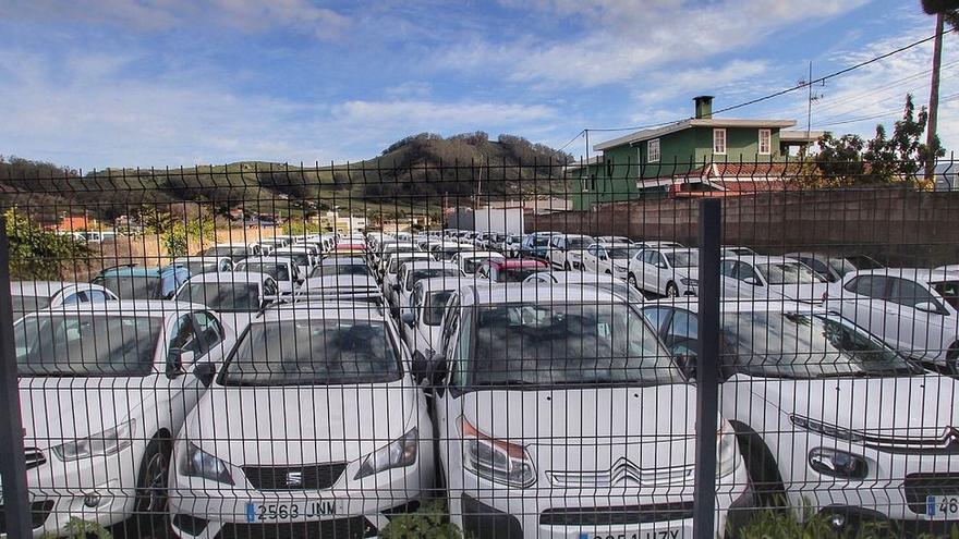 Un aparcamiento de coches de alquiler durante la pandemia.