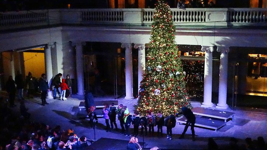 Una imatge de l&#039;arbre de Nadal al pati del teatre Kursaal