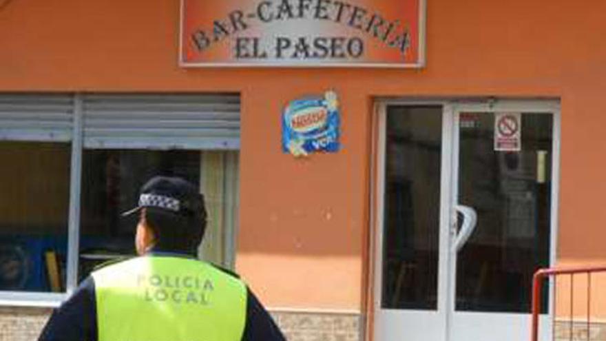 Un agente frente al bar.