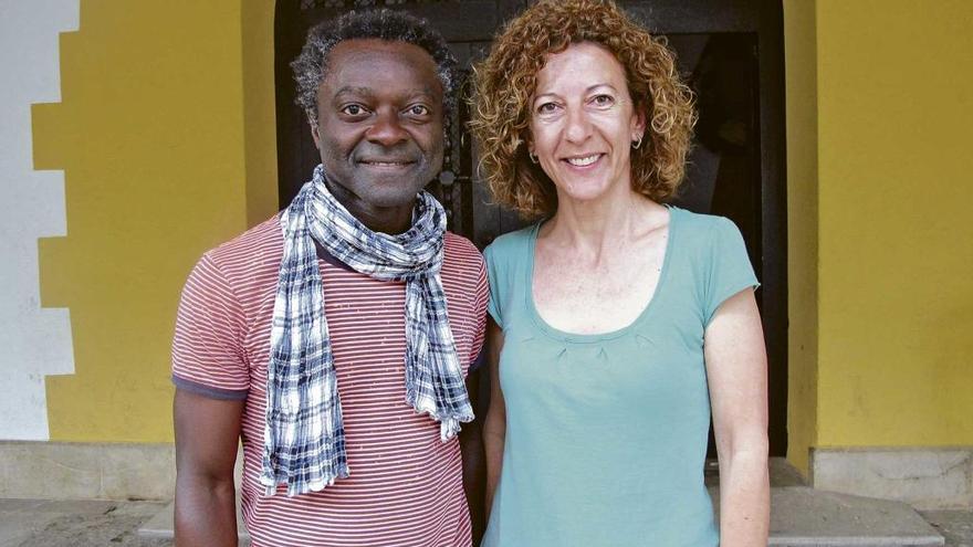 Guillem Balboa junto a su predecesora en el cargo, Aina Munar, ante el Ayuntamiento de Alaró.